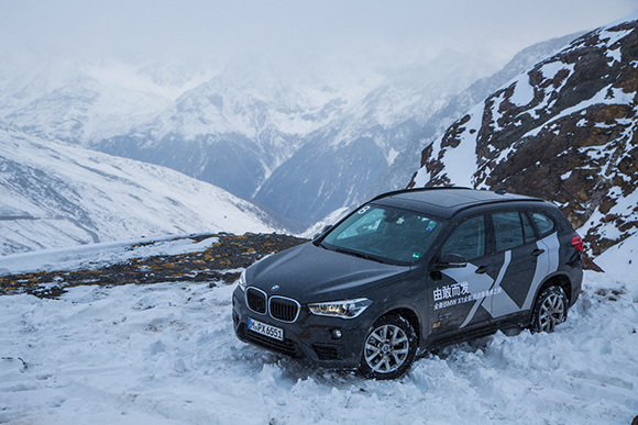 10. 在最高海拔超过3000米的雪域小镇索尔登，全新BMW X1接受冰雪驾控终极挑战.jpg