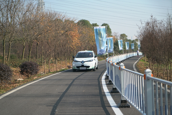 1-一辆电动的、基于雷诺ZOE的自动驾驶原型车，从12月17日开始，在武汉后官湖畔一条2公里长的路段进行自动驾驶测试和演示，为期两年.jpg
