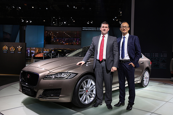 奇瑞捷豹路虎汽车有限公司总裁戴慕瑞（Murray Dietsch）先生（左）和常务副总裁陈雪峰先生（右）.jpg