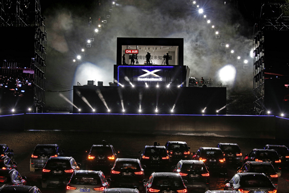 5. 2017年BMW X之旅启动仪式采用创新的汽车电影院形式.jpg