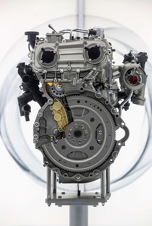 全新Ingenium2.0升四缸发动机搭载于捷豹XFL、路虎揽胜极光、路虎发现神行三款车型上.jpg