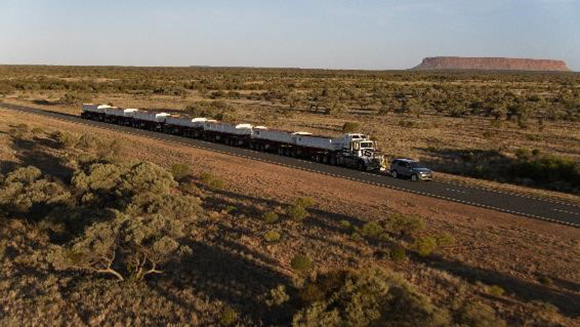 路虎全新一代发现成功牵引110吨公路列车穿越澳洲内陆01.jpg