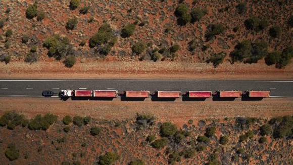 路虎全新一代发现成功牵引110吨公路列车穿越澳洲内陆03.jpg