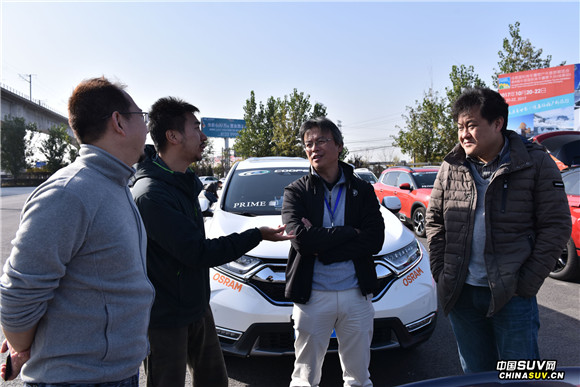 3.主编评委在实车测试现场对评选车型进行热烈的讨论.jpg