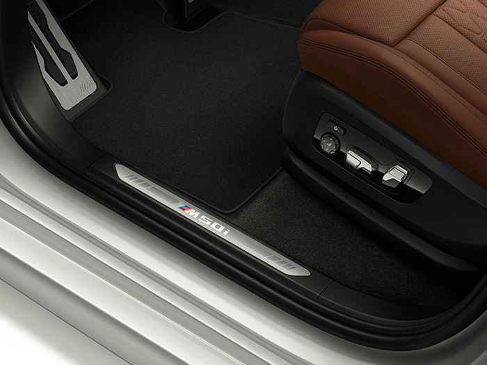 04.创新BMW X7 xDrive M50i 发光迎宾踏板.jpg