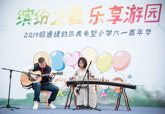 6-捷豹路虎员工为希望小学的孩子精心准备了才艺表演.jpg