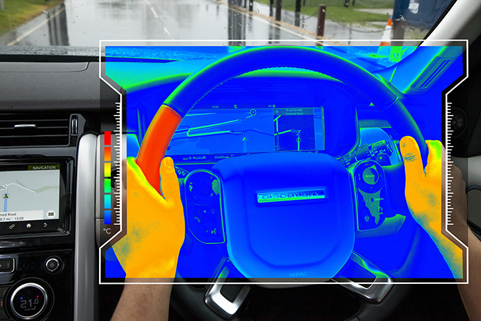 2. 捷豹路虎研发中的感应式方向盘能将温度变化作为提示信号，提示驾驶者转弯或变道时机.jpg