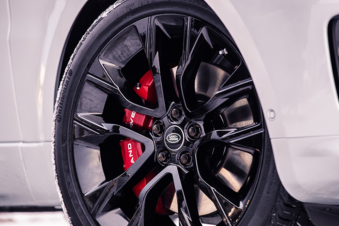 路虎揽胜运动版HST车型 21英寸9幅黑色效果铝合金轮毂与红色制动卡钳.jpg