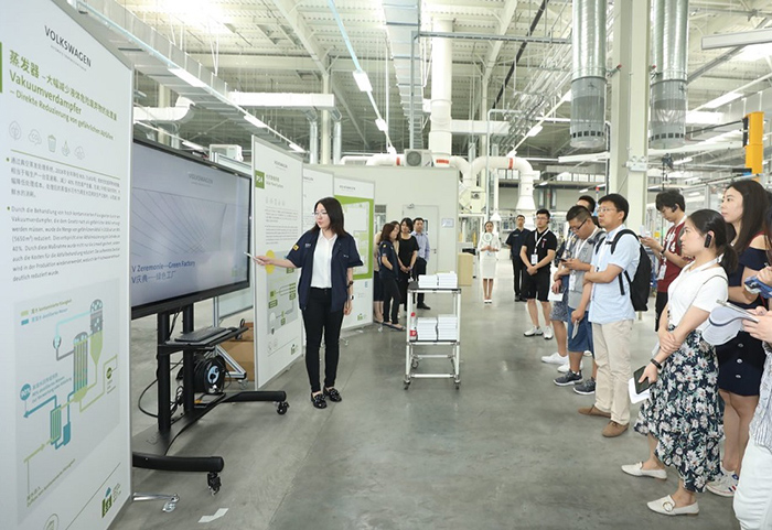 天津自动变速器工厂的讲师向参加新能源投产庆典的嘉宾讲解工厂先进的可持续生产技术.jpg