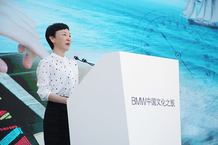 01.海南省旅游和文化广电体育厅副厅长宁虹雯女士在2019“BMW中国文化之旅”海南探访发车仪式上致辞.jpg