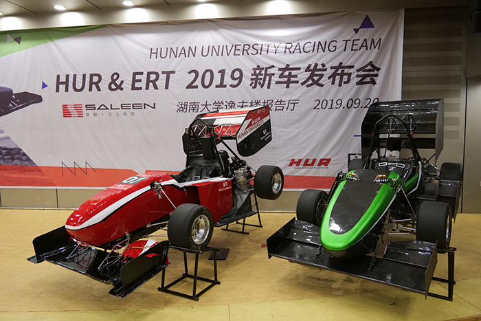 两辆由湖南大学赛麟睿速赛车队（左）和湖南大学电动方程式赛车队（右）设计的2019赛季新车正式亮相.jpg