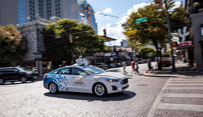 福特第三代自动驾驶测试车行驶在奥斯汀市区开放道路.jpg
