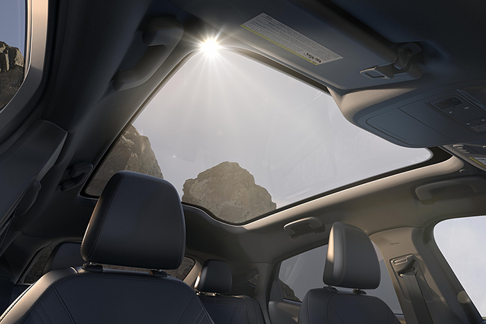 全新福特Mustang Mach-E超大单片式全景天窗拥有特别涂层和夹层，帮助阻挡红外线和紫外线.jpg