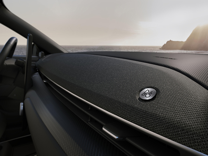 全新福特Mustang Mach-E提供Bang & Olufsen高级音响系统，无缝横穿整个中控台，像回音壁一般优雅悬浮在空调出风口上方.jpg