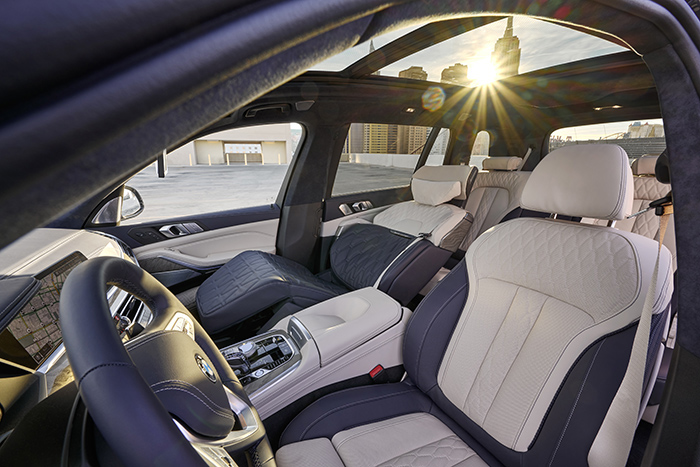 07. BMW X7 ZeroG Lounger零重力座椅.jpg