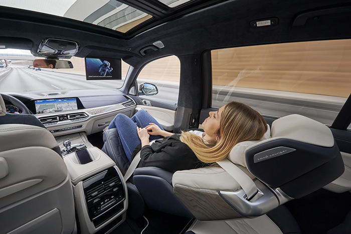 08. BMW X7 ZeroG Lounger零重力座椅-近乎平趟的舒适坐姿.jpg