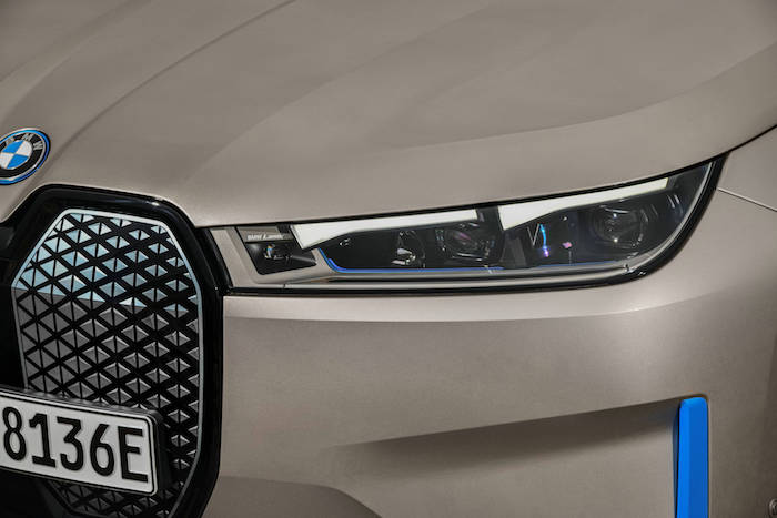 05.创新纯电动BMW iX纤细大灯单元.jpg