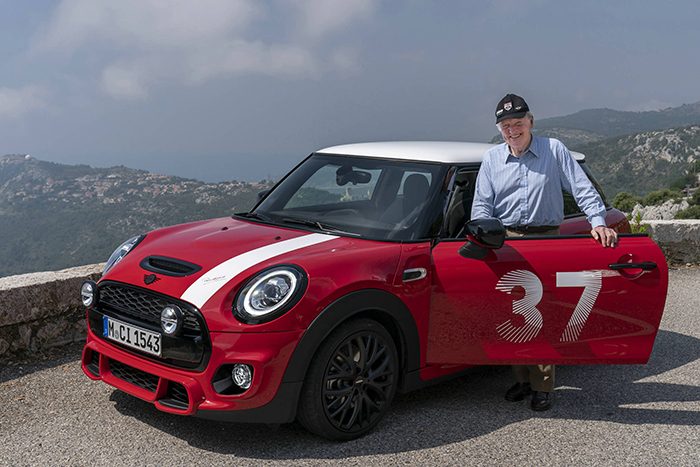 02.赛车手Paddy Hopkirk与MINI叁柒号纪念版.jpg