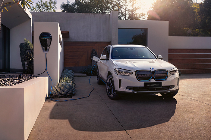 04.创新纯电动BMW iX3充电.jpg