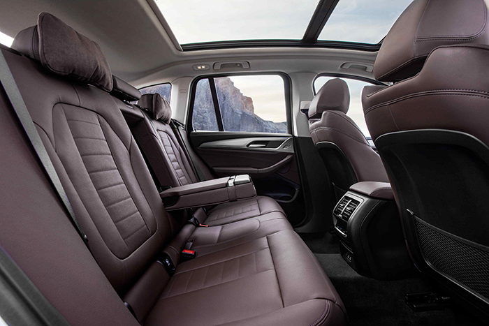 06.创新出电动BMW iX3后排空间.jpg