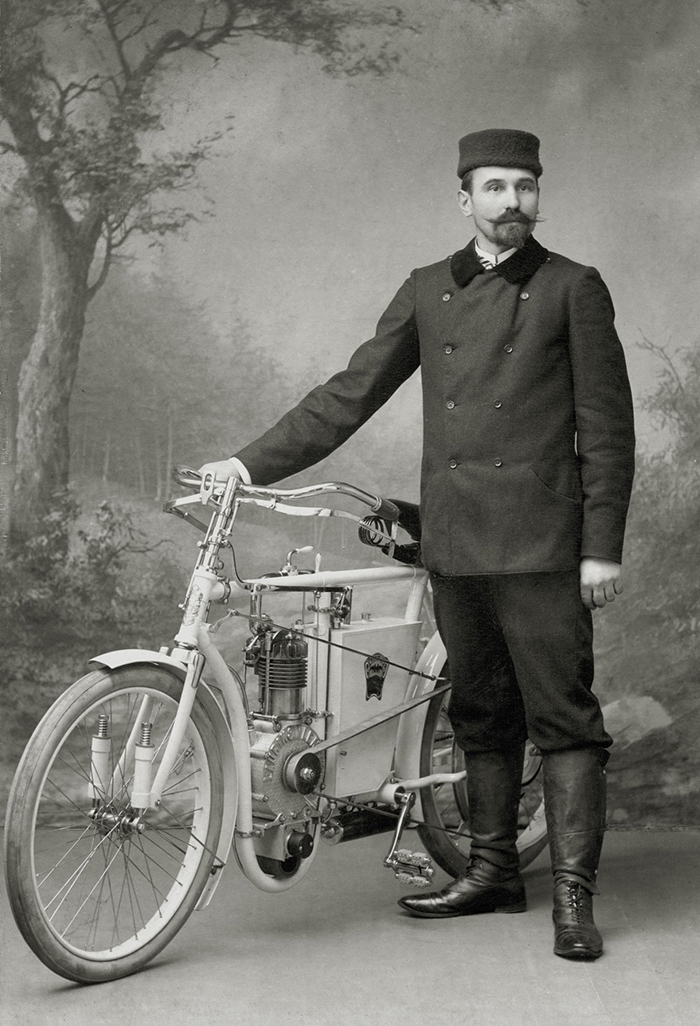 新闻图片1：厂队赛车手Narcis Podsední__ek与L&K SLAVIA摩托车（1901年）.jpg