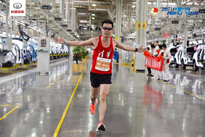 参赛选手穿越智慧工厂-2.jpg