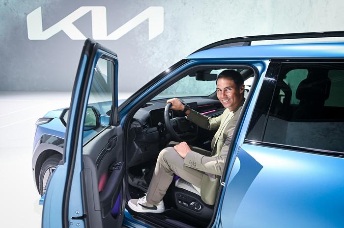 (Image 2) Kia presents Rafael Nadal with EV9 GT-line in Ocean Blue Matte.jpg