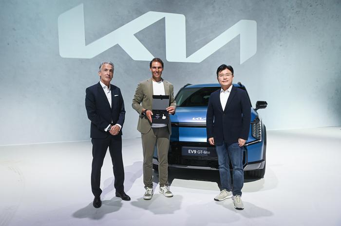 (Image 3)Emilio Herrera, President and CEO of Kia Spain, Rafael Nadal and Charles Ryu, Head of Kia Global Brand & CX Division.jpg.jpg