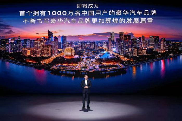 2.中国第一汽车集团有限公司董事、总经理、党委副书记刘亦功致辞.jpg